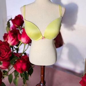 Victoria's Secret Very Sexy Push-up Bra Pigeonnant